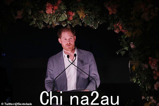 在 2020 年的演讲中,哈里王子表达了他的悲伤和愤慨,因为他的祖母伊丽莎白女王不允许他保持与武装部队的联系