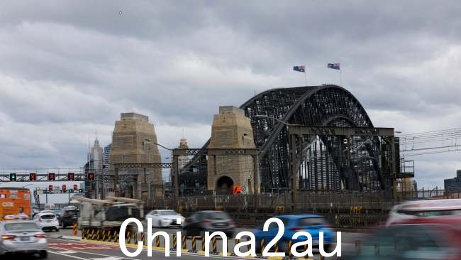 最多 5 条车道将关闭从周五晚上到下周的不同时段的悉尼海港大桥 图片:Damian Shaw / NCA