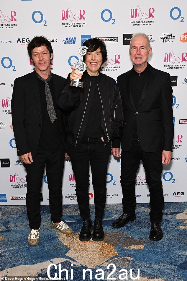 德克萨斯州的埃迪·坎贝尔 (Eddie Campbell)、沙琳·斯皮特里 (Sharleen Spiteri) 和托尼·麦戈文 (Tony McGovern) 荣获泰瑟斯现场杰出成就奖