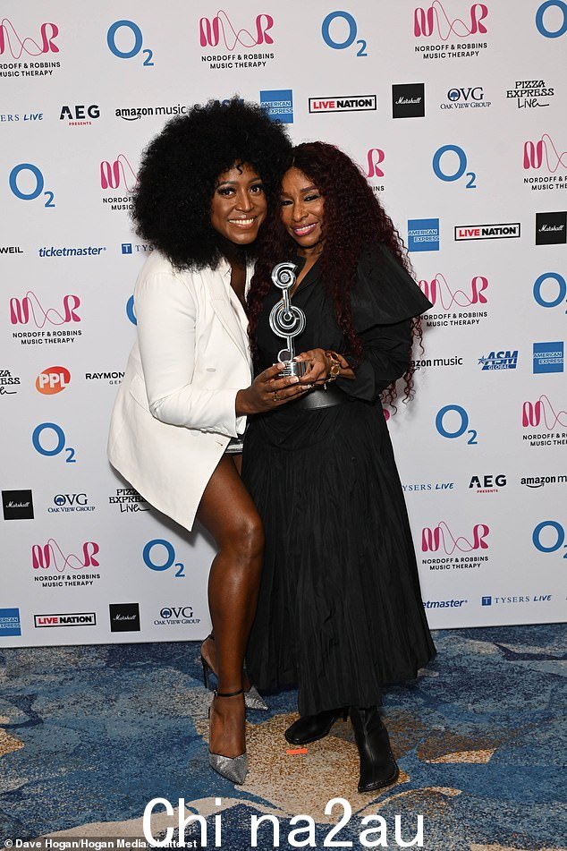 Mica Paris 后来在获胜者房间加入了 Chaka Khan