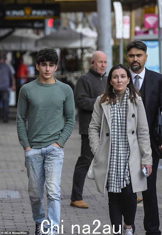 Dhirren Randhawa(与他的妈妈合影)上个月在阿德莱德地方法院承认一项不小心驾驶的罪名