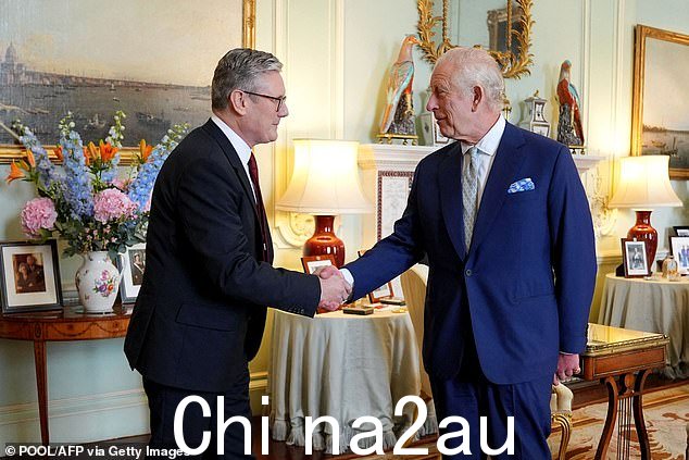 BBC 和 ITV 主持人今天宣布即将上任的总理基尔·斯塔默将“会见女王”而不是国王后脸红了” class=