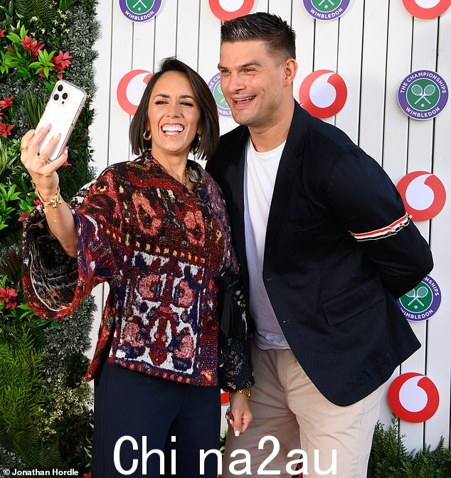 Janette Manrara 和 Alijaz Skorjanec 在比赛中厚颜无耻地自拍