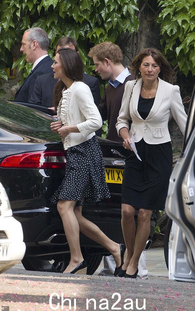 凯特·米德尔顿 (Kate Middleton) 与她的母亲卡罗尔 (Carole) 一起抵达2011 年 4 月 28 日,威斯敏斯特教堂进行最后一次婚礼彩排