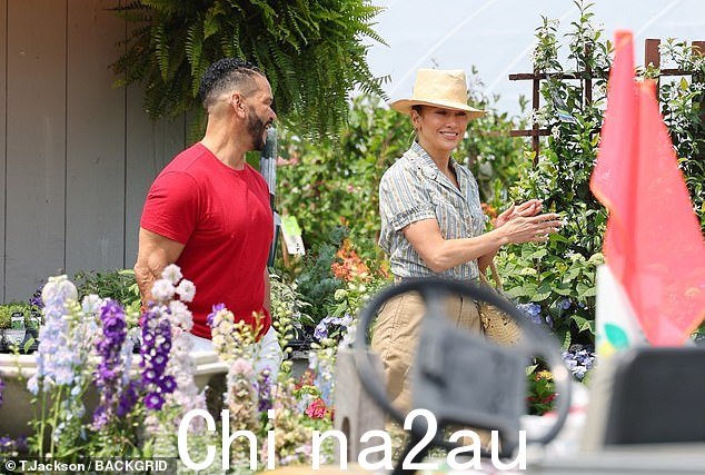 洛佩兹在店里与麦迪娜聊天时露出了微笑