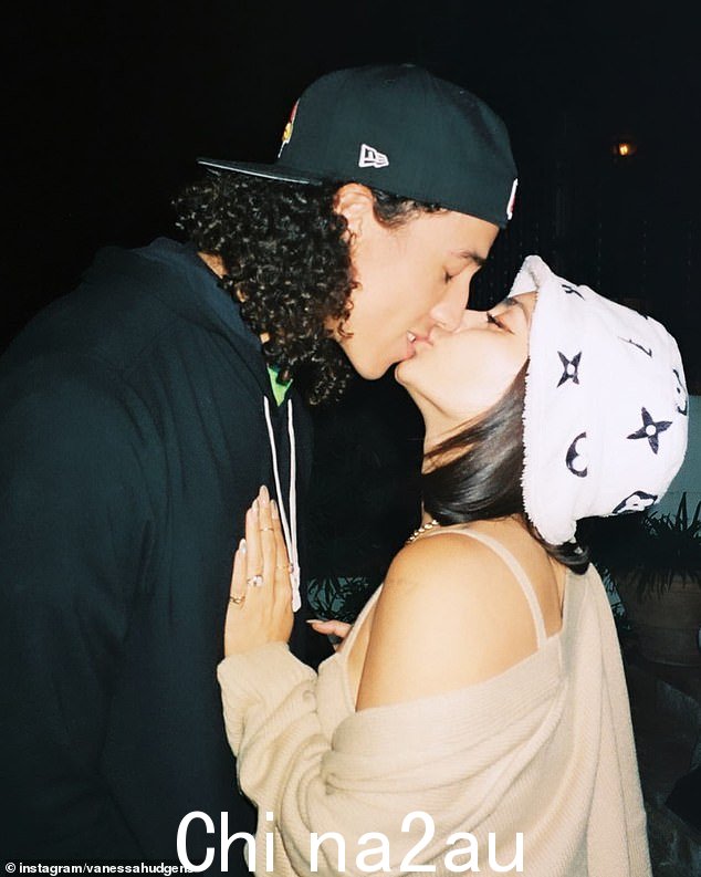 Vanessa 在 PDA 上分享了一张情侣唇吻、打包的照片,标题是:“是你,是我,是我们”