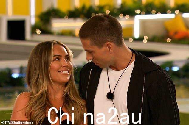 Trolls 声称萨曼莎只对乔伊的名人身份感兴趣,并在她承认自己是 TOWIE 粉丝后在网上嘲笑她