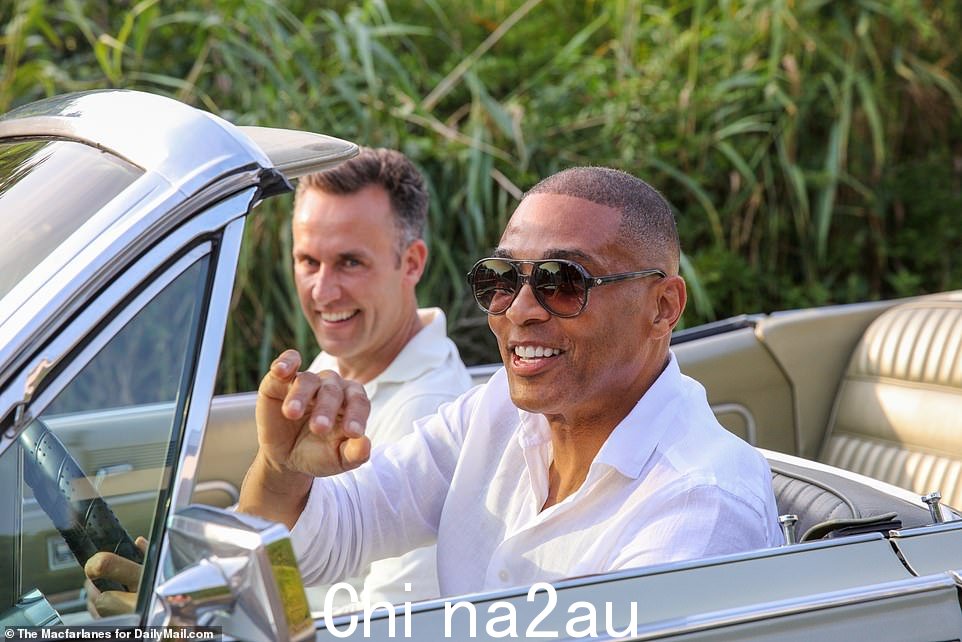 Don Lemon 和房地产经纪人男友 Tim Malone 开着一辆老式敞篷车,参加备受期待的布里奇汉普顿狂欢节的第四年