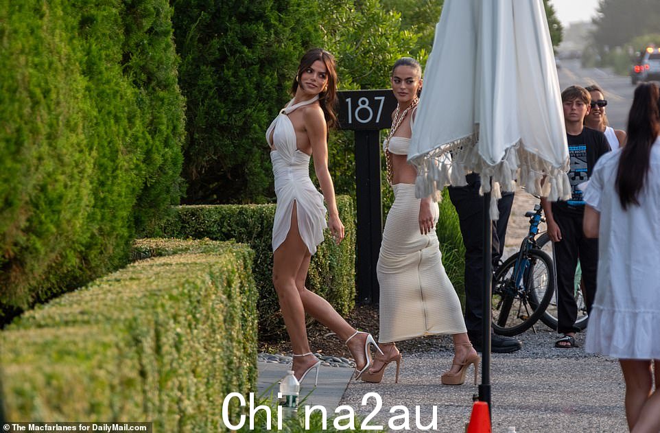 纳德姐妹一起昂首阔步