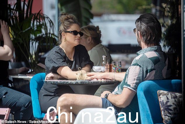 新父母看起来比以往任何时候都更受爱戴,他们手牵着手隔着桌子专心聊天