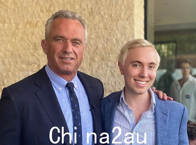 独立总统候选人小罗伯特·F·肯尼迪(左)由他最年轻的竞选高级顾问林克·劳伦(右)摆出姿势,25 岁,他成为政治 TikTok 上的重要人物。劳伦是被指派帮助肯尼迪寻找竞选伙伴的团队之一