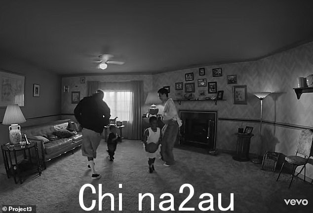 四人一起在客厅玩耍