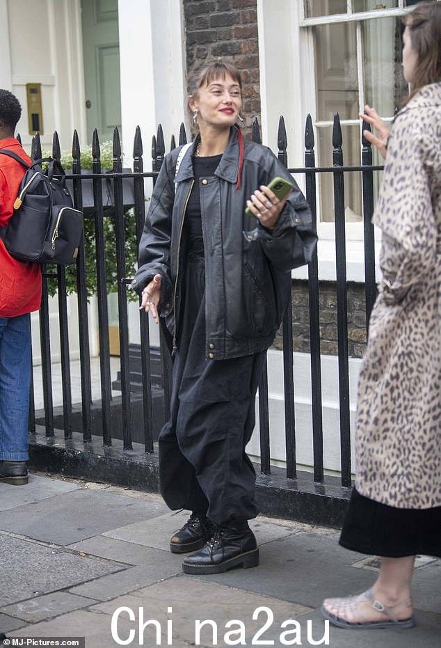 这位女演员用一对银色耳坠进一步点缀了造型,并佩戴了一条耳环ter of Rings