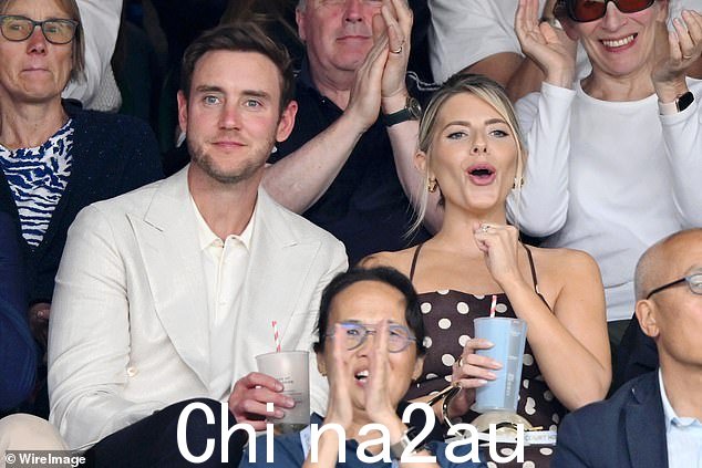 手里拿着饮料,Mollie 和 Stuart 沉浸在比赛中,兴奋不已,一边观看比赛展开一边欢呼