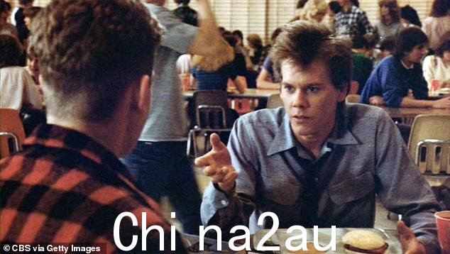 这位明星在 1984 年的影片《Footloose》中饰演 Ren MacCormack,享誉全球