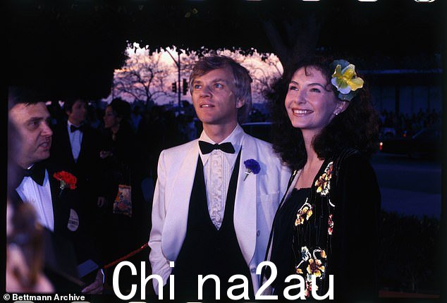 这位英国演员表示,与继兄弟校友重聚感觉自然而舒适;图于 1981 年