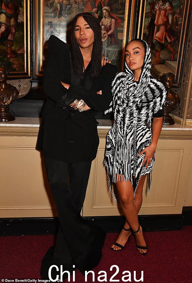 Leigh-Anne 还与法国时装设计师 Olivier Rousteing 一起掀起了一场风暴,后者穿着带有动态垫肩的戏剧性黑色套装,看起来美极了