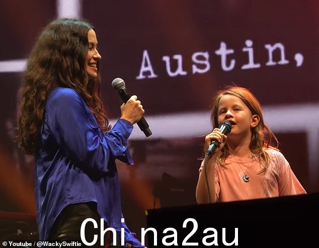 Alanis Morissette,50 岁,在纳什维尔普利司通体育场举行的音乐会上一起表演了她的经典热门歌曲 Ironic,让女儿 Onyx 的八岁生日变得格外特别
