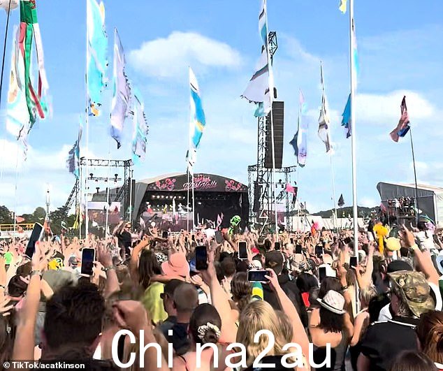 甜心宝贝们在 West Holts 舞台上表演,粉丝们举起手机拍摄