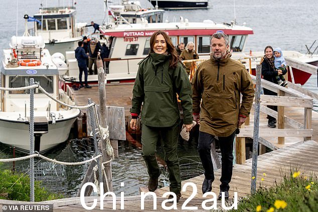 Frederik X,56 岁和他的妻子 Mary,52 岁,在探索岛屿南部时,穿着相配的防水套装,咧嘴笑着拍照