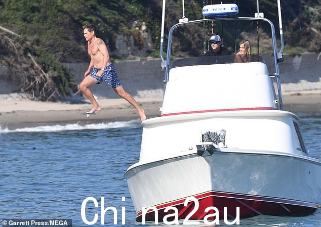 一个精彩的动作镜头让罗布从船上跳下来