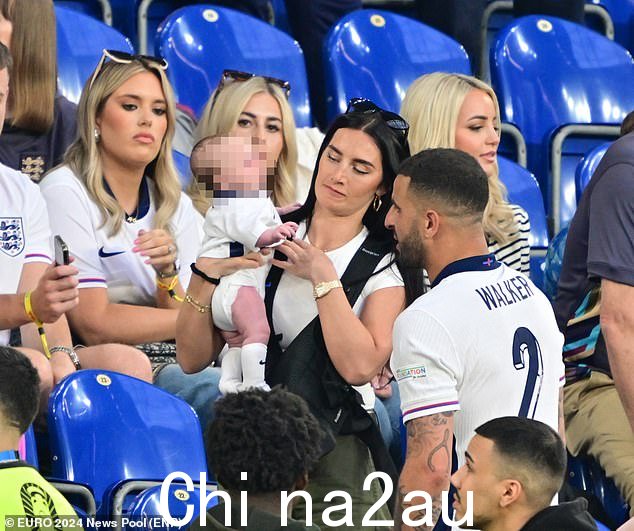 凯尔·沃克 (Kyle Walker) 与妻子安妮·基尔纳 (Annie Kilner) 和刚出生的儿子雷宗 (Rezon) 在英格兰对阵斯洛伐克的比赛中
