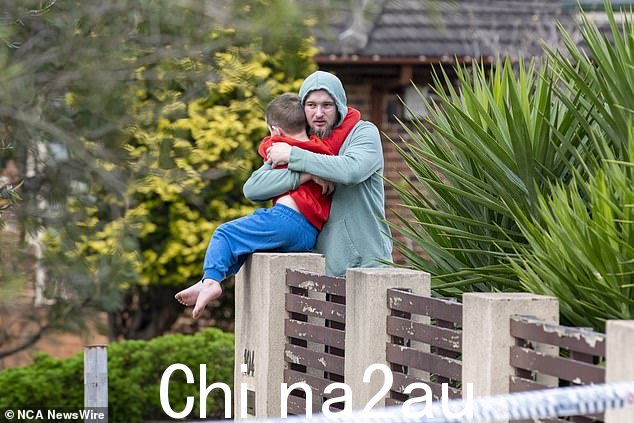 警察赞扬了一位英雄邻居(可以看到他抱着儿子),他走进家中试图拯救 Gammage 女士和她的孩子