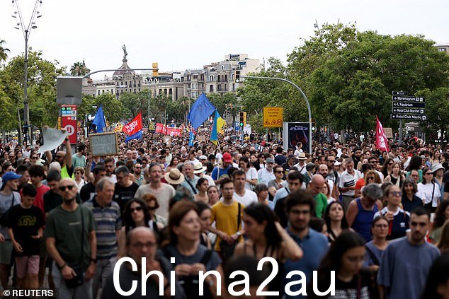 据报道,数千人已采取行动今天早些时候参加了反对旅游业的游行