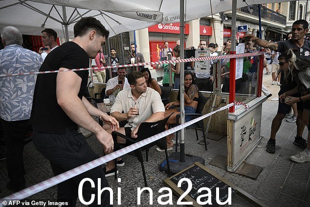 在游客喜爱的区域的一家酒吧餐厅周围设置了象征性的警戒线