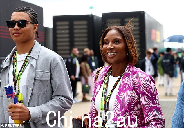 运动员丹尼斯·刘易斯 (Denise Lewis) 穿着亮粉色和白色夹克,为比赛带来了流行色彩