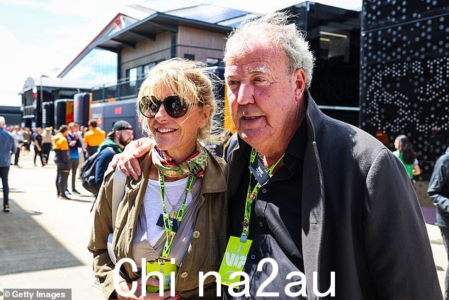 Jeremy Clarkson 和女友 Lisa Hogan 抵达