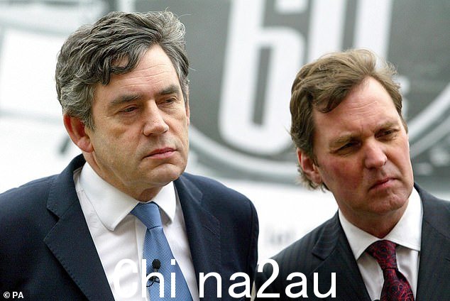 前卫生部长艾伦·米尔本 (R) 预计也将帮助推动 NHS 改革