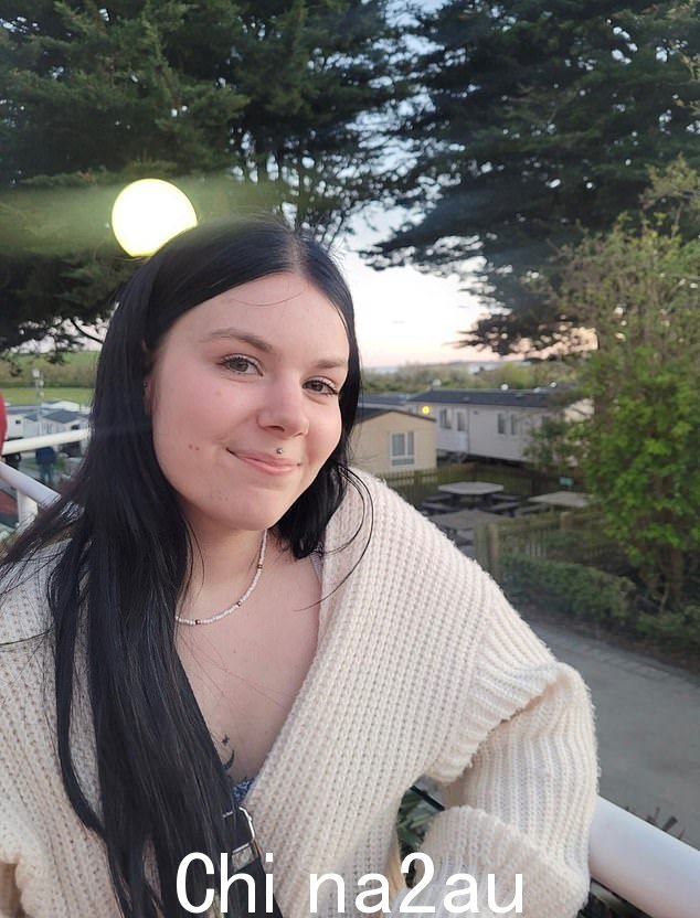 Chelsea Oram,19 岁,来自多塞特郡沙夫茨伯里,周日告诉《每日邮报》,当她常用的药物库存开始枯竭时,她的癫痫发作增加了