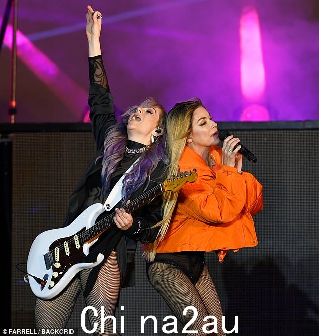 Shania 于五月开始了她的第三次拉斯维加斯驻场演出,她是今年格拉斯顿伯里音乐节上出现声音问题的众多艺人之一