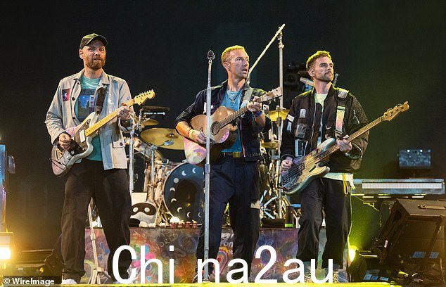 Coldplay,在格拉斯顿伯里拍摄,最近与他们的前任经理解决了法庭案件