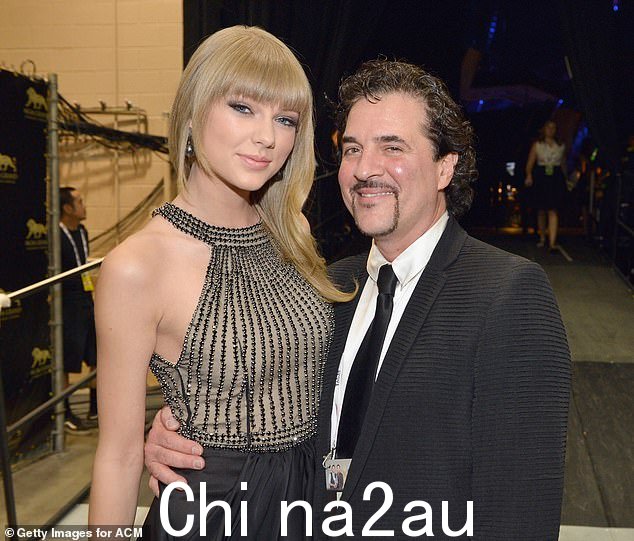 Swfit(左)和 Scott Borchetta,在她 15 岁时与他签约时担任她的经纪人