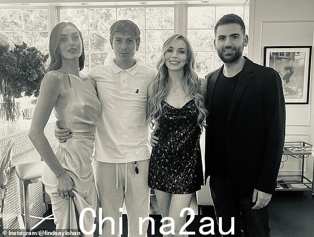 林赛·罗韩 (Lindsay Lohan) 周日在 Instagram 上分享了一张与她的两个兄弟姐妹的罕见照片。这位上周满 38 岁的《贱女孩》明星穿着迷你裙她披着头发,旁边是 30 岁的 Aliana 和 28 岁的 Cody