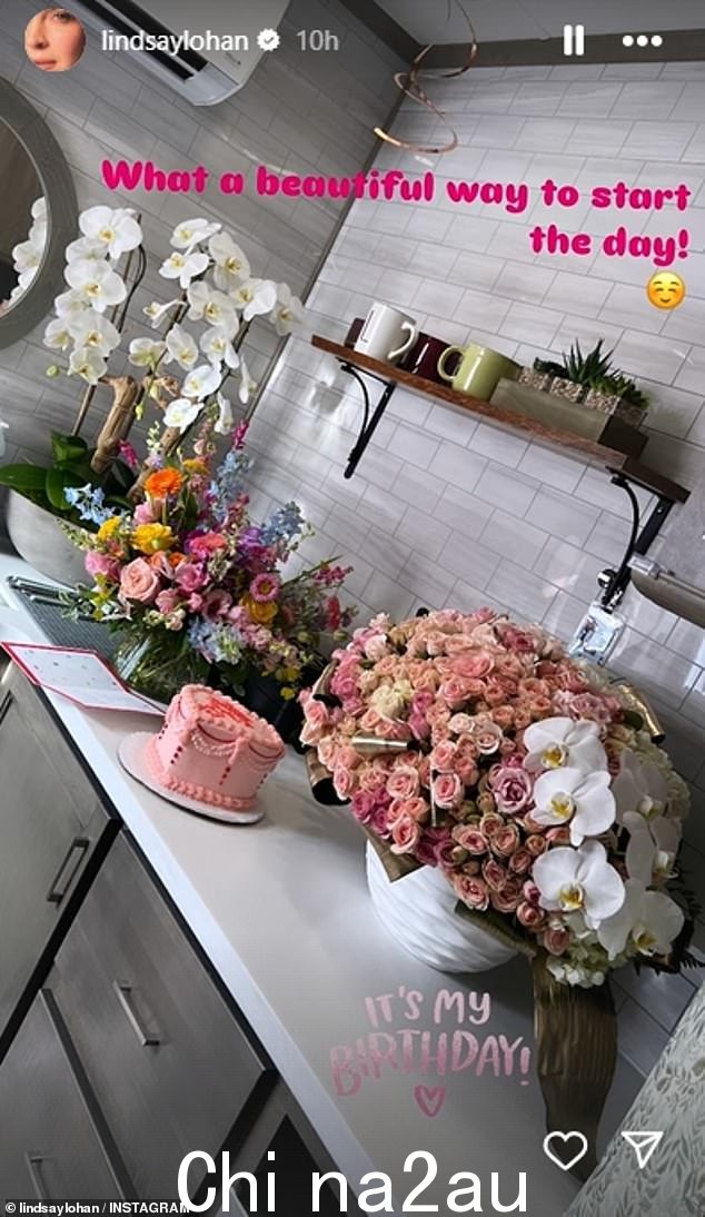Lindsay 还分享了她收到的所有鲜花的照片,以及粉红色心形生日蛋糕