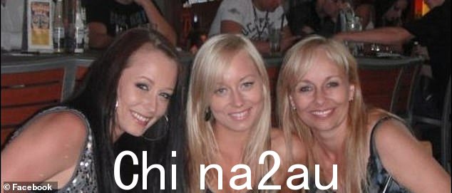 Becci Ode(左)与她的妹妹 Jordyn 和母亲 Shari,在接到贝奇在事故中受重伤的电话后,两人飞到巴厘岛陪伴在她身边