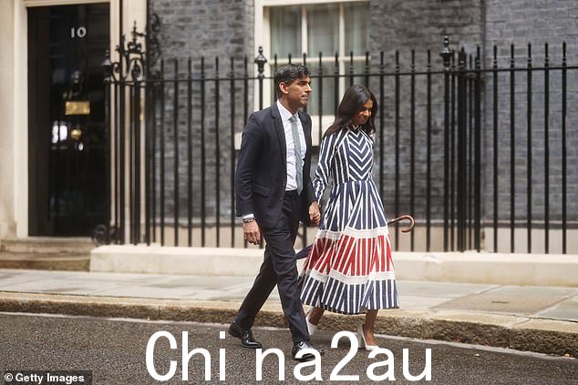 Rishi Sunak 和他的妻子 Akshata Murty 在保守党大选失败后离开唐宁街 10 号