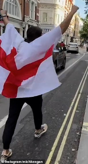 两人用英格兰国旗和彩绘脸庆祝