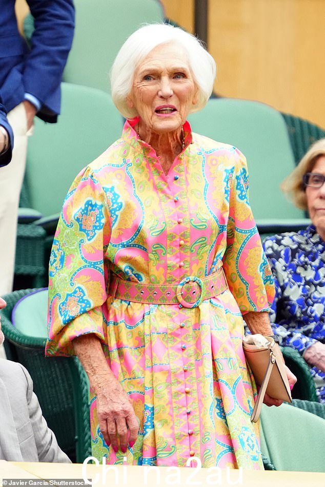 89 岁的玛丽·贝瑞 (Mary Berry) 等明星也坐在中央法院的黄金位置,她穿着彩色图案连衣裙,搭配相配的腰带和纽扣,从人群中脱颖而出