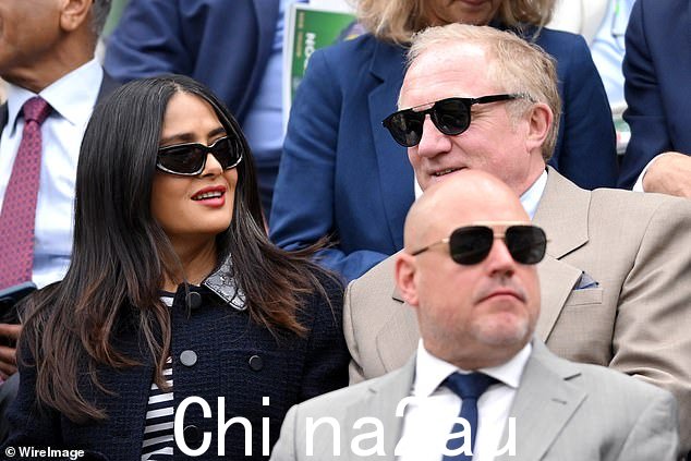 女演员添加了一副别致的黑色墨镜和经典的红唇,而弗朗索瓦-亨利则穿着米色西装,打着深蓝色领带,还戴着黑色墨镜,显得衣冠楚楚