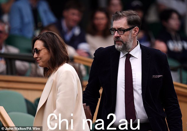 Richard 身穿深蓝色西装,内搭白衬衫,打着栗色领带,看起来很犀利,加上带图案的口袋方巾增添了额外的触感