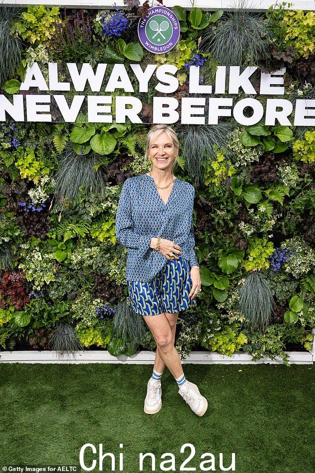 Radio DJ Jo Whiley 穿着带图案的蓝色缎面短裤和配套的大胆衬衫,展现出修长的腿