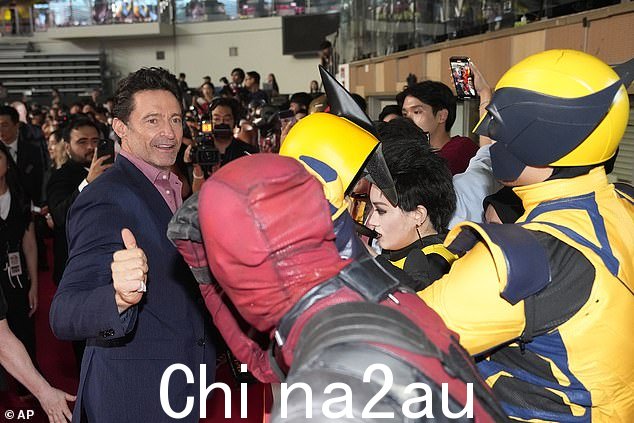 马戏之王明星在活动中与兴奋的粉丝打招呼,心情很好