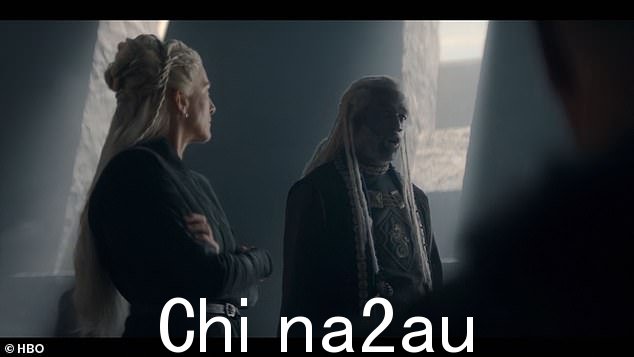 科利斯进来并说道,“这个议会发生了什么?我们的敌人正在进军。女王不在的时候除了抱怨和争夺权力之外,难道没有什么可做的吗?” class=