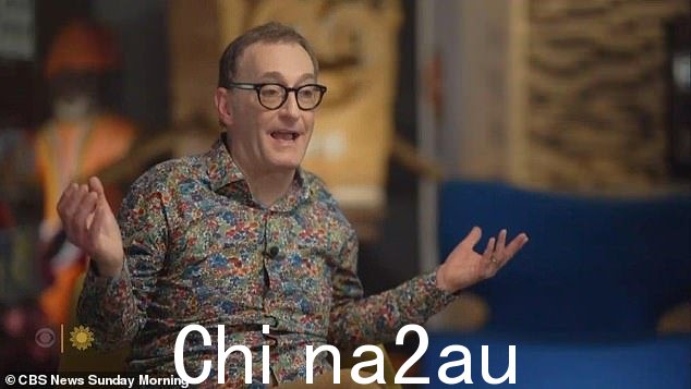 “他让他那怪异的旗帜飘扬。令人惊奇的是,人们发现现在的成年人甚至小孩子都拥有这种力量,”61 岁的汤姆·肯尼 (Tom Kenny) 说道,他自 1999 年以来一直为名义角色海绵宝宝配音。 =