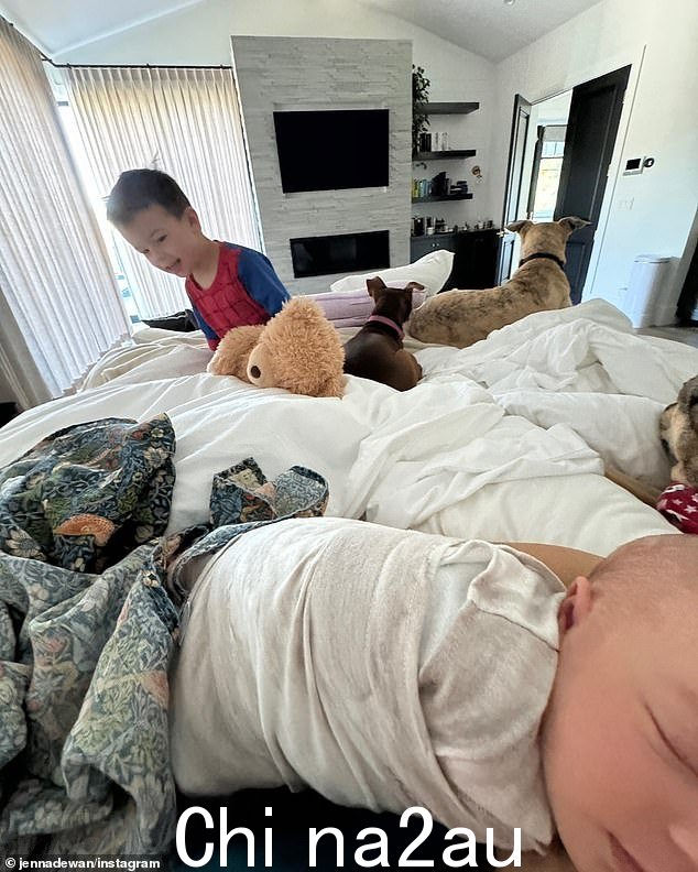 另一张照片显示四岁的儿子卡勒姆和他的妹妹、妈妈以及家里的狗在床上闲逛