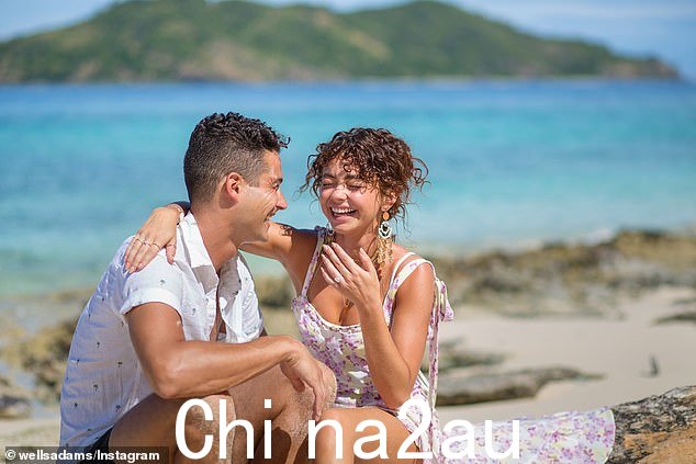 40 岁的威尔斯·亚当斯 (Wells Adams) 周日庆祝了他与 33 岁的女演员莎拉·海兰 (Sarah Hyland) 订婚五周年,并在他的 Instagram 帐户上发布了庆祝帖子
